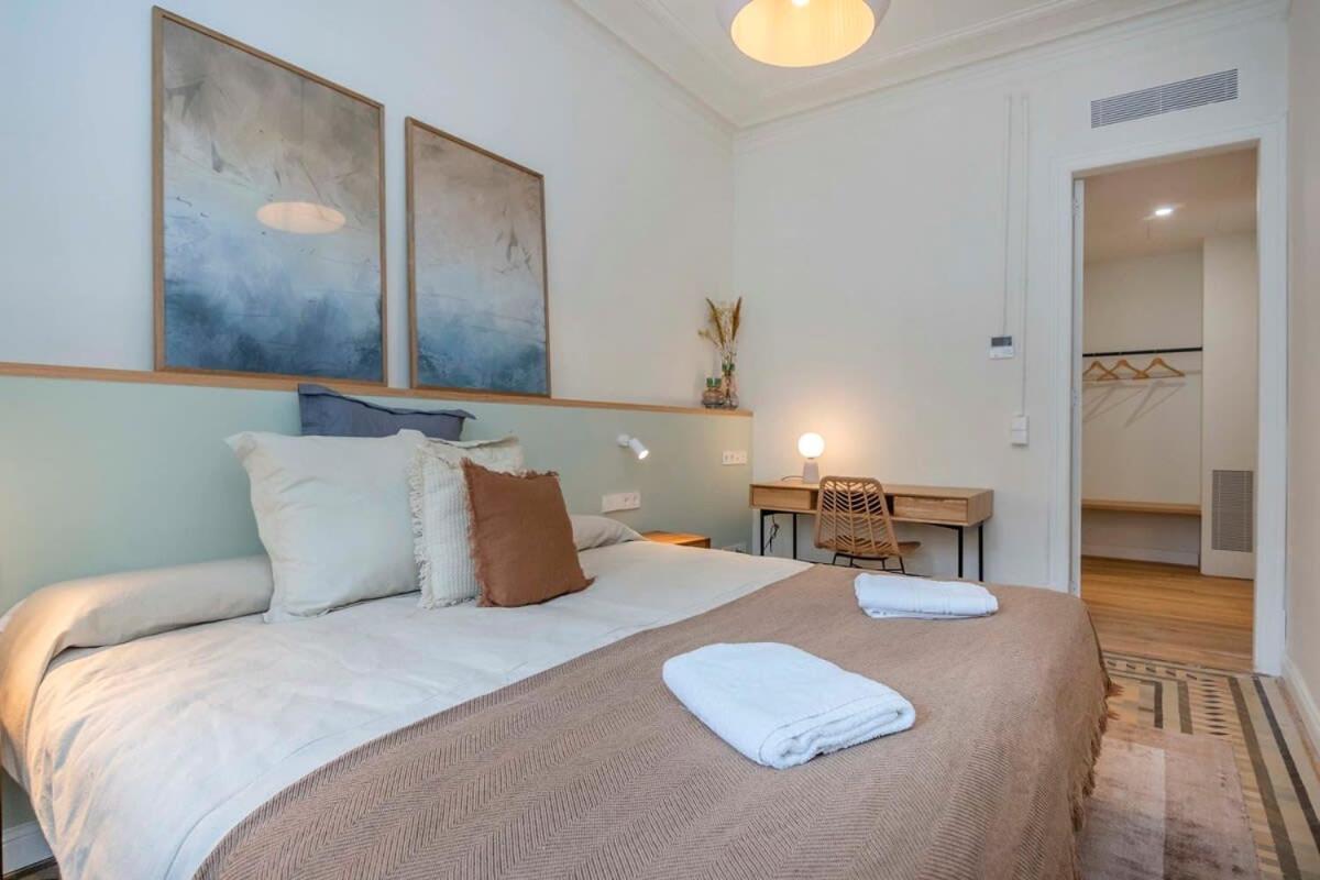 Amazing 5 Bd 5 Bathroom Next To Plaza Catalunya Appartement *